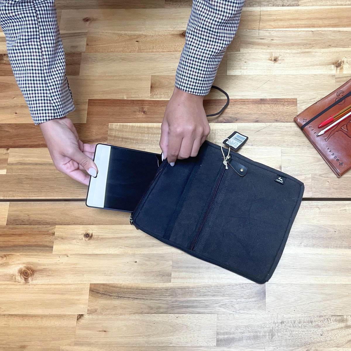 Stonewash Tablet Pouch - Charcoal
